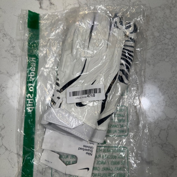 Nike Men’s Superbad Football Gloves Size XL New, With Tags - Picture 2 of 7